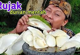 Makan Jangkrik Mentah